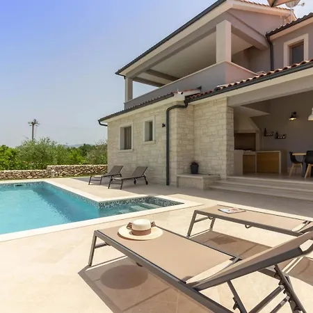 Holiday home Mit Privatpool Fuer 8 Personen Ca 200 Qm In Sumber, Istrien Binnenland Von Istrien